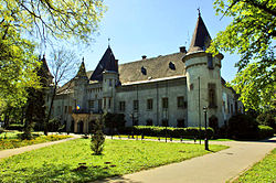 250px-Karolyi_castle_front_tq.orig.jpg - 25.53 KB